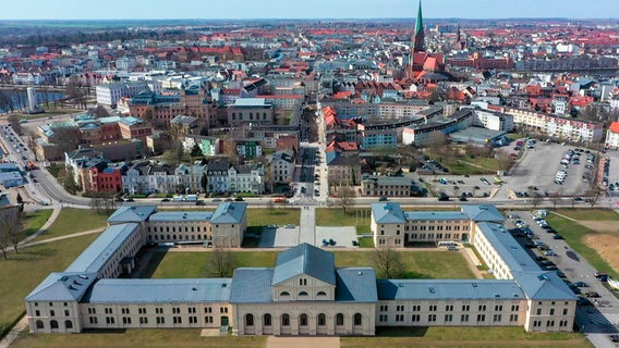 Der Marstall ist heute Sitz zweier Ministerien und Proberaum der Mecklenburgischen Staatskapelle. Auch Teile der Altstadt und der Dom gehören zum Residenzensemble. © NDR 