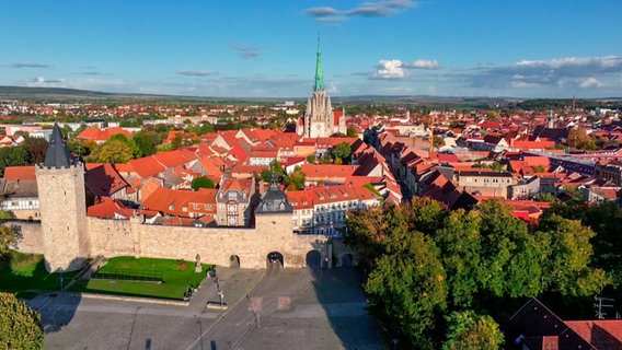 Die Marienkirche ragt über die Häuser hinaus. © NDR 