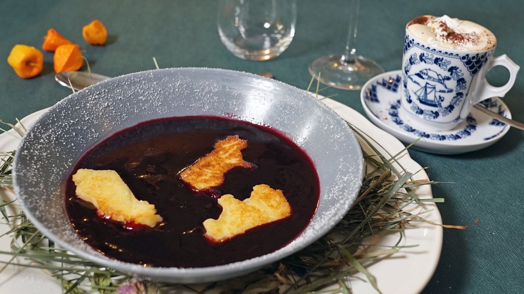 Fliederbeersuppe mit Grießklößchen | NDR.de - Ratgeber - Kochen - Rezepte