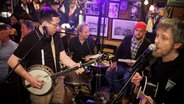 Die Band UWE spielt bei Inas Nacht ein Konzert. © NDR/ Morris Mac Matzen Foto: Morris Mac Matzen