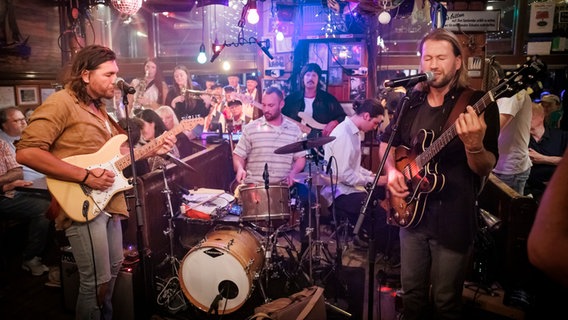 Die australische Bluesrock-Band "The Teskey Brothers" spielt bei Inas Nacht. © NDR/ Morris Mac Matzen Foto: Morris Mac Matzen