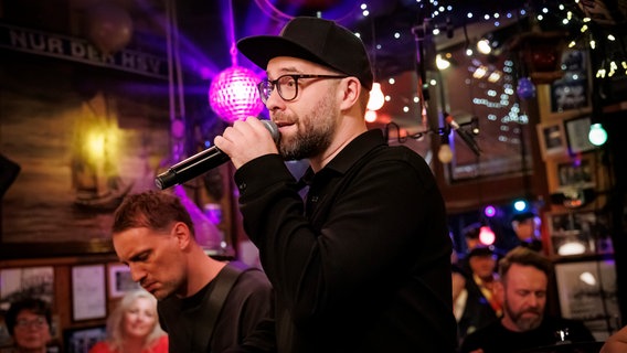 Mark Forster singt bei Inas Nacht. © NDR/ Morris Mac Matzen Foto: Morris Mac Matzen