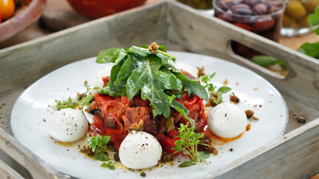 Brotsalat mit Mozzarella und frittierten Kapern | NDR.de - Ratgeber ...