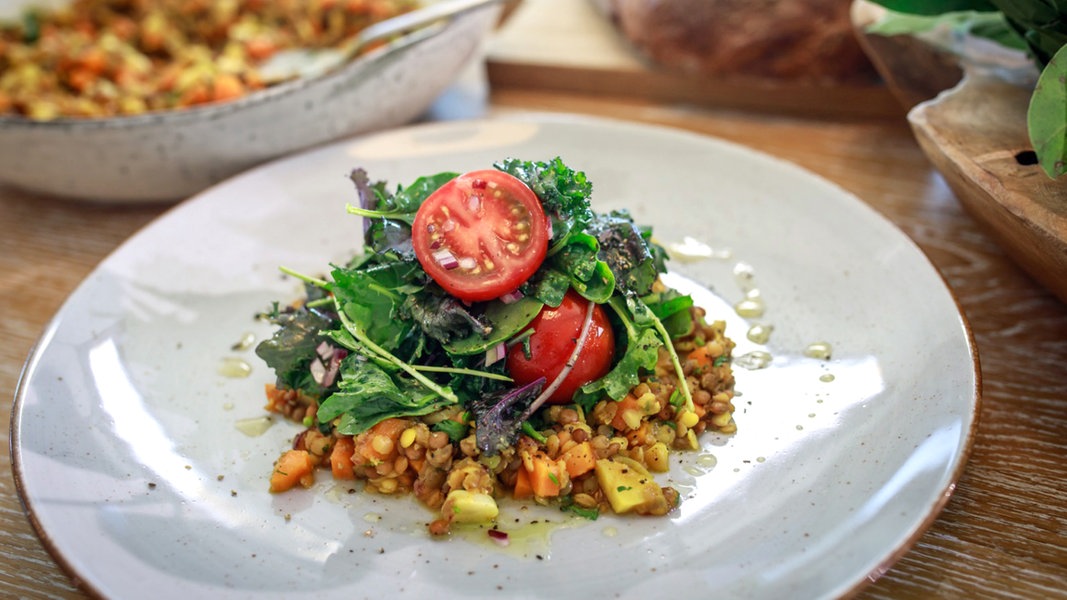 Orientalischer Linsensalat mit Wildkräutersalat | NDR.de - Ratgeber ...