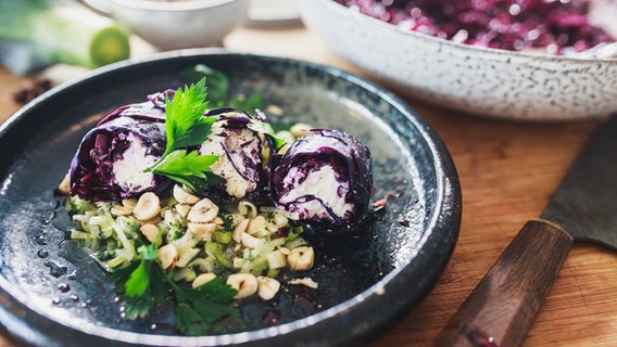 Rotkohl-Roulade mit Lauchsalat auf einem Teller serviert. © NDR Foto: Tarik Rose