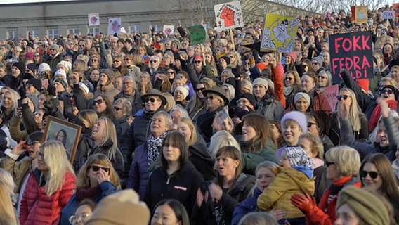 Eine große Gruppe von Frauen steht mit Transparenten auf einem Hügel © NDR.de 