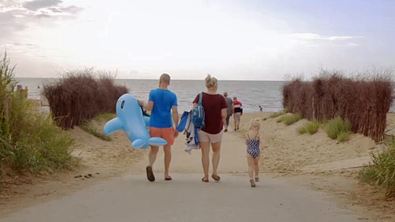 Familie geht mit Weg zum Strand entlang © NDR.de 