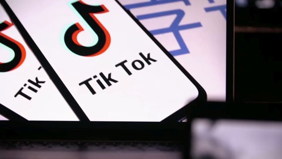 Smartphones mit der Aufschrift TikTok © NDR.de 