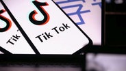 Smartphones mit der Aufschrift TikTok © NDR.de 