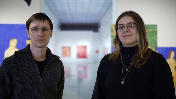 Roman Khimei und Yarema Malashchuk posieren in einem Ausstellungsraum © NDR.de 