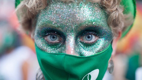 Blick in ein mit viel Glitter bedecktes Gesicht mit Mundschutz © NDR.de 