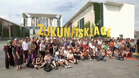 Viele Menschen haben sich für ein Gruppenfoto vor dem Kanzleramt versammelt © NDR.de 