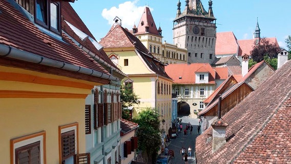 Durch verwinkelte Gassen über mittelalterliches Pflaster wandert man durch die wunderschöne Altstadt von Sighișoara, auf Deutsch auch Schäßburg genannt. © NDR/Sina Hutt 