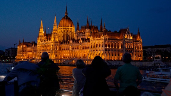 Vorbei an der prächtigen Kulisse Budapests flussabwärts Richtung Donaudelta, © NDR 