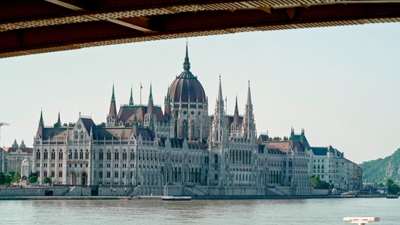 Einfahrt in Budapest, neben Wien, Bratislava und Belgrad, eine der vier Hauptstädte an der Donau © NDR 