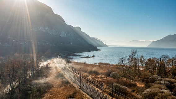 Die Zugstrecke durch die Region Savoyen führt vorbei am Lac du Bourget. © NDR/Jonny Müller-Goldenstedt 