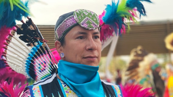 Kyle Young Pine nimmt als Fancy Feather Dancer am Powwow, einer Zusammenkunft indigener Stämme, in Standoff teil. © NDR 