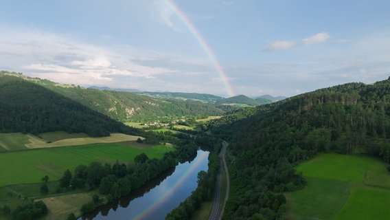 Regenbogen über der Loire, unweit der Quelle. © NDR/Felix Korfmann 