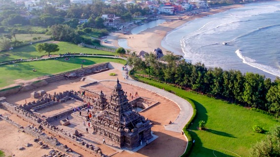 Der Küstentempel von Mahabalipuram im Bundesstaat Tamil Nadu gilt als einer der ältesten Freibautempel Südindiens. Er zählt zum UNESCO-Weltkulturerbe. © NDR/Roopa Rao 