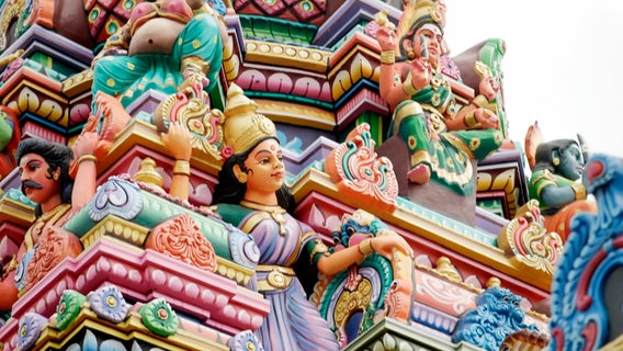 Schnitzereien auf einem hinduistischen Tempel in Moolakulam, einem Vorort von Pondicherry. © NDR/Roopa Rao 