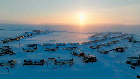 Puvirnituq ist die größte Innuit-Siedlung in Nunavut, dem baumlosen Norden von Quebec. Hierher gibt es keine Straßen, aber einen regelmäßigen Flugverkehr, eine Kirche und sowie ein Krankenhaus. © NDR/Peter Moers 