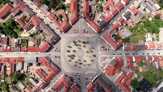 Luftaufnahme von Neustrelitz: Sternförmig gehen Straßen vom Marktplatz ab. © NDR 