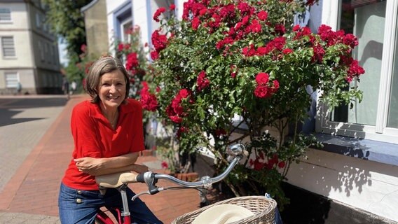 Heike Götz ist mit dem Fahrrad unterwegs in Schleswig © NDR Foto: Benjamin Cordes