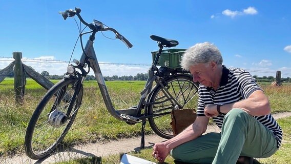 Landwirt Paul Nennecke fröhnt seiner Leidenschaft, dem Aquarellmalen. © NDR Foto: Benjamin Cordes