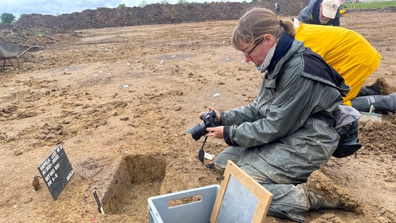 Veronika Klems bei einer Ausgrabung in der Nähe von Kappeln. © NDR Foto: Benjamin Cordes