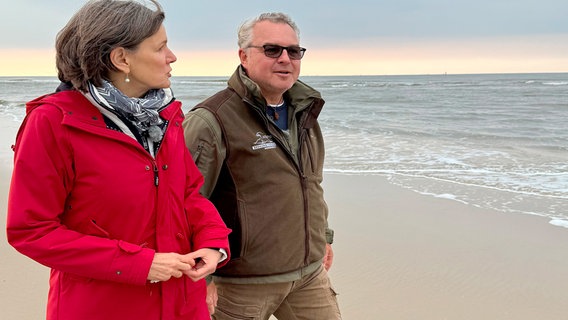 Heike Götz unterwegs mit dem Seehundretter Eilt Arnold auf Wangerooge. © NDR/Volker Ide 