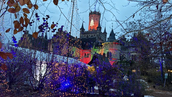 Festlich angestrahlt: Das Schloss Marienburg bei Pattensen leuchtet bunt in der Nacht. © NDR/Volker Ide 