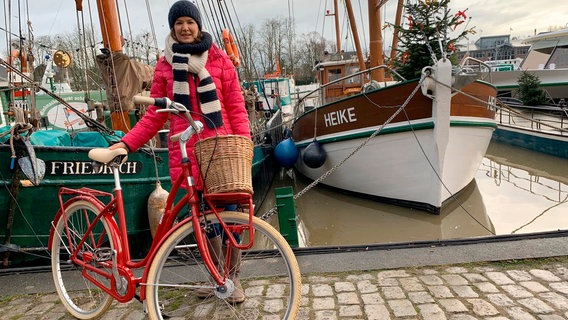 Im Hafen von Leer besucht Heike Götz den Weihnachtsmarkt achter d'Waag. © NDR 