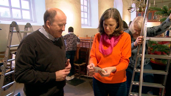 In Holtland hilft Heike Götz der Kirchengemeinde um Pastor Sven Grundmann beim Schmücken der Kirche. © NDR 