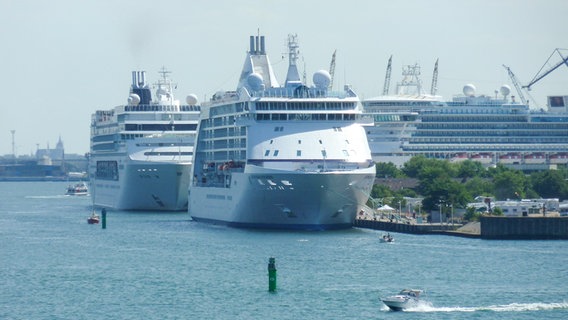 Kreuzfahrtschiffe im Hafen Rostock. © NDR Foto: Karl-Hubert Gintzel