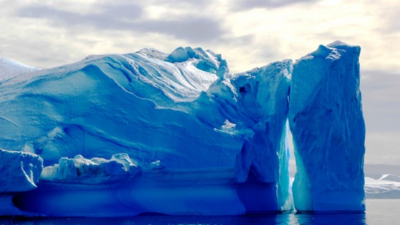 Ein Eisberg vor Illulissat, "Stadt bei den Eisbergen", auf Grönland. © NDR Foto: Stepanie Duwe