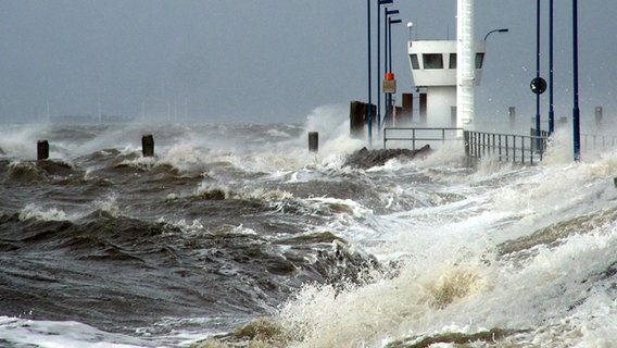 Große Wellen bei einer Sturmflut im Hafen von Dagebüll. © NDR Foto: Sieghard Schmanteck