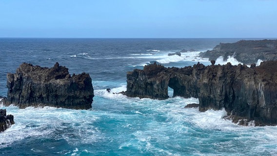 Die Küste der westlichsten Kanareninsel El Hierro ist karg und zerklüftet. Die bizarren Formationen aus erkalteter Lava haben ihre "Fundamente" unter Wasser – sie ziehen Taucher aus aller Welt an. © NDR/nonfictionplanet/Till Lehmann 