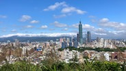 Die Millionen-Metropole Taipeh liegt im Norden Taiwans, ist Hauptstadt und Regierungssitz. Taipeh wird von der Stadt Neu-Taipeh komplett umschlossen, gemeinsam bilden sie den größten Ballungsraum des Inselstaats. © NDR/Julian Ringer 