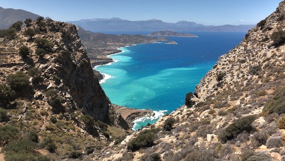 Schroffe Berglandschaften und türkisblaues Wasser: Kontraste sind typisch für die größte Insel Griechenlands. © NDR/Eddy Zimmermann 