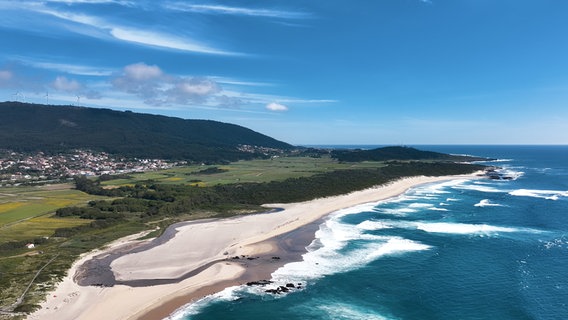 Grün bis an den Atlantik: Die üppige Vegetation hat dieser Küste ihren Namen gegeben, an der „Costa Verde“ reichen die Berge vom Hinterland bis ans Meer. © NDR/Julian Ringer 