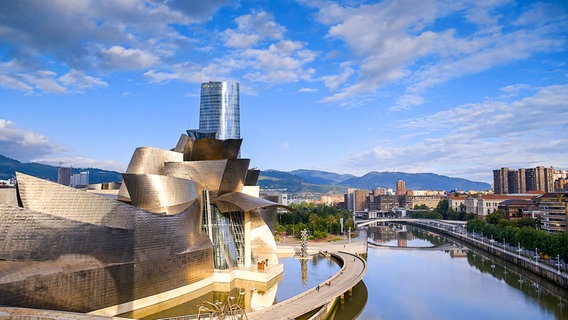 Wahrzeichen und Besucher-Magnet: Ein einziges Gebäude, das Guggenheim-Museum, hat Bilbao weltweit berühmt gemacht. Dieses Phänomen wird seither „Bilbao-Effekt“ genannt. © NDR/Florian Melzer 