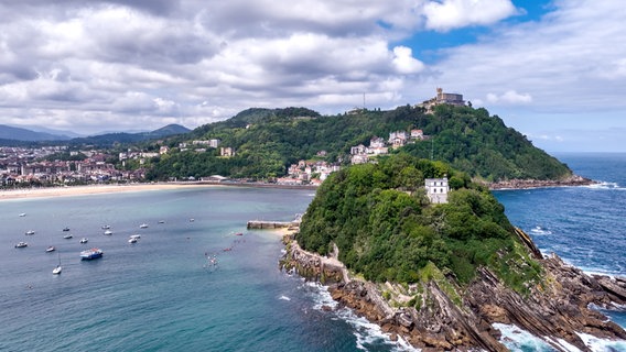 Die Felseninsel Santa Clara ist eines der Wahrzeichen von San Sebastian. Im Leuchtturm versteckt sich das Kunstwerk „Hondalea“, übersetzt „Meeres-Abgrund“. © NDR/Florian Melzer 