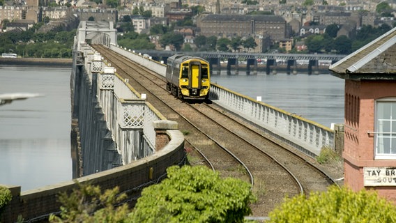 Berühmt durch eine Katastrophe: 75 Menschen starben 1879 beim Einsturz der Eisenbahnbrücke über den Meeresarm Firth of Tay. Vier Jahre später wurde eine neue Brücke gebaut, nur wenige Meter versetzt. © NDR/Eddy Zimmermann 