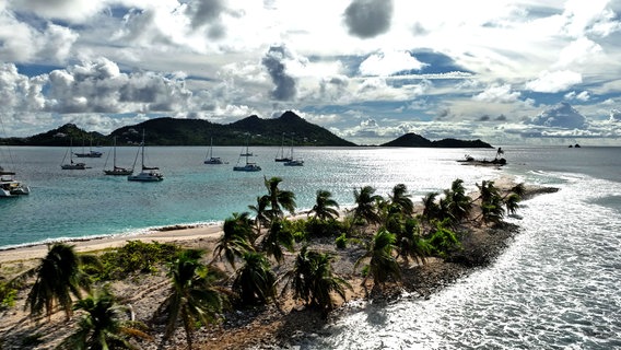 „Inseln über dem Wind“: Carriacou und Petite Martinique bilden zusammen mit der Hauptinsel den Staat Grenada, Mitglied im Commonwealth of Nations. © NDR/Florian Melzer 