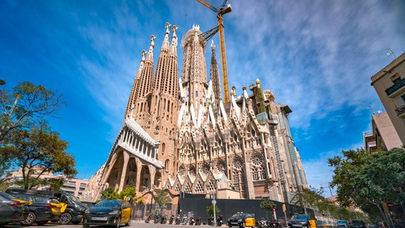 Nicht fertig und doch längst ein Wahrzeichen: Die Sagrada Familia von Antoni Gaudí ist die Sehenswürdigkeit schlechthin in Barcelona, obwohl an ihr seit 1882 gebaut wird. 2026 soll sie endlich vollendet werden. © NDR/Johannes Rudolph 