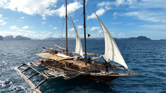 Dieser Nachbau einer historischen „Paraw“ ist in der Inselwelt von Palawan unterwegs. Die Ausleger-Boote sind typisch für die Philippinen, es gibt sie als kleines Fischerboot und auch als größeren Frachtsegler. © NDR/Florian Melzer 