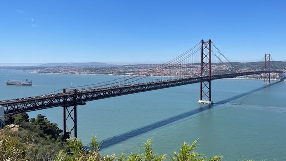 Die "Ponte 25 de Abril" ist eines der bekanntesten Wahrzeichen Lissabons und Hauptverkehrsader der portugiesischen Hauptstadt. © NDR/nonfictionplanet/Maria-Christina Degen 