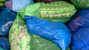 Altkleider in blauen und grünen Plastiksäcken © Fotolia.com Foto: MAK