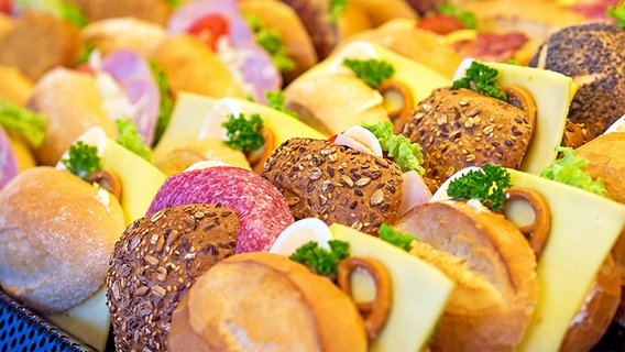 Mit Wurst und Käse belegte Brötchen in einer Bäckereiauslage. © Fotolia.com Foto: bilderexpertin65