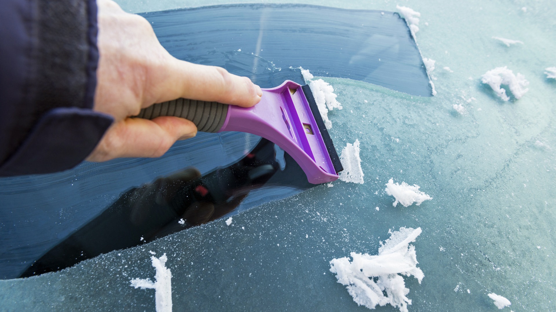 Frost und Eis auf dem Auto Windschutzscheibe im Januar